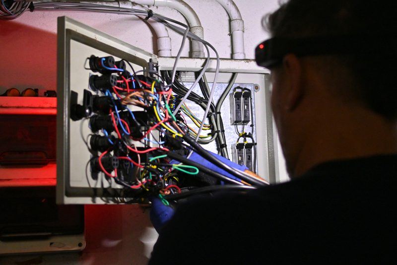 Técnico trabajando en un tablero eléctrico