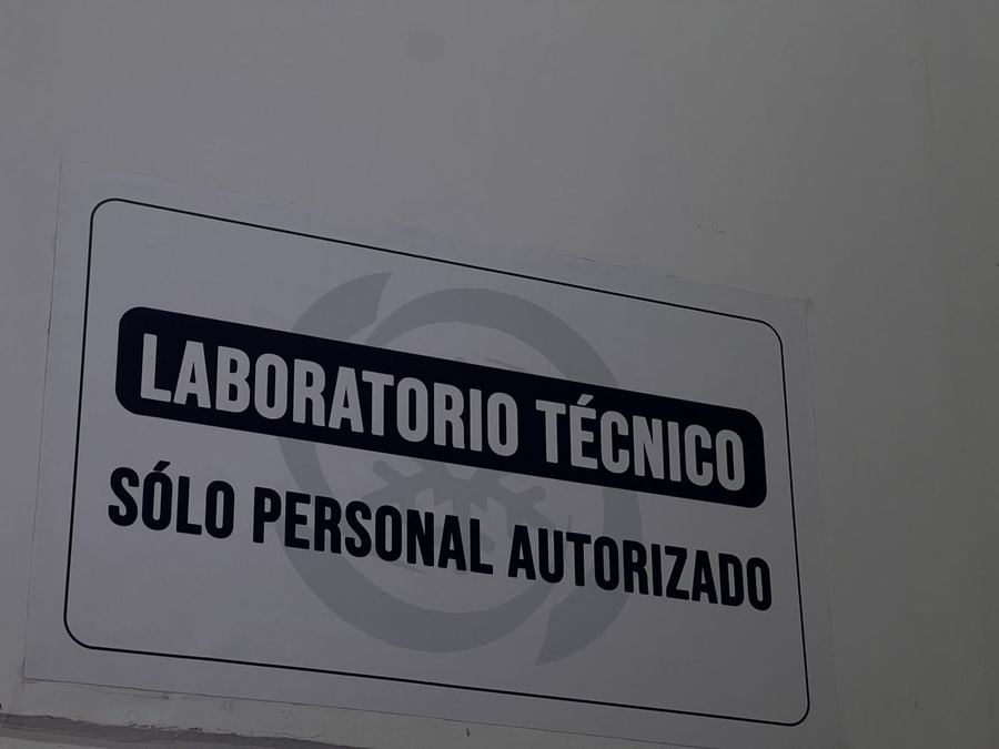 Cartel de laboratorio técnico