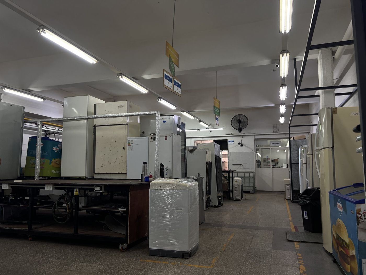 Laboratorio técnico de Service Segui con equipos en reparación