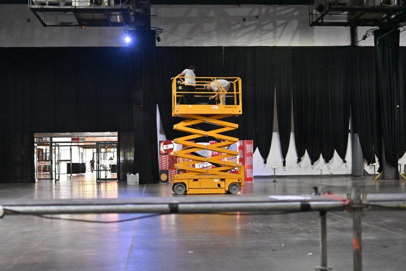 Plataforma elevadora en un salón de eventos
