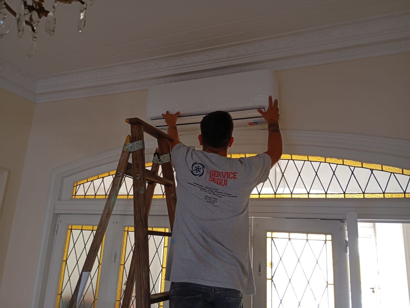 Técnico de Service Segui instalando un aire acondicionado split en una casa
