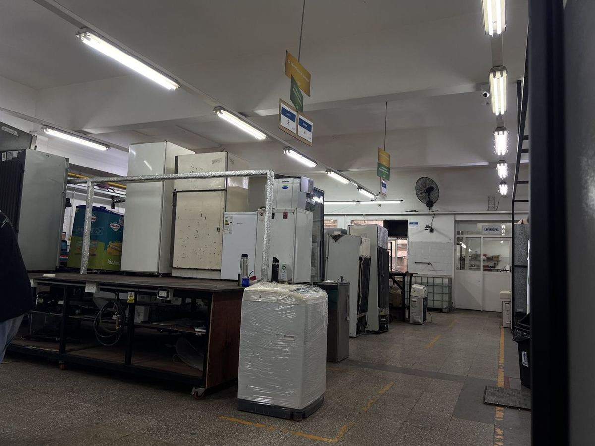 Laboratorio técnico con equipos en reparación