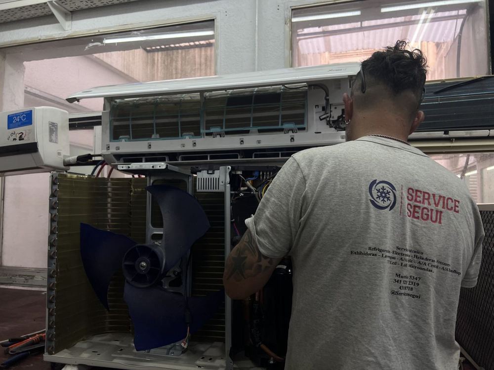 Técnico reparando un aire acondicionado